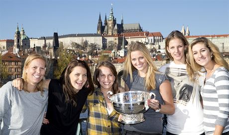 eské vítzky s Fed Cupem - zleva Lucie Hradecká, Lucie afáová, Barbora...
