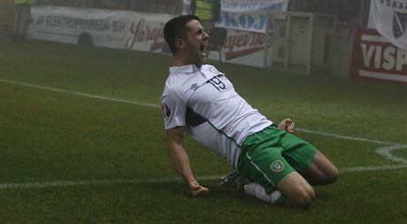 Irský fotbalista Robbie Brady slaví gól do sít Bosny a Hercegoviny v barái o...