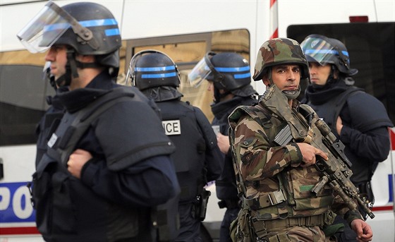 Francouzská policie zasahovala v okrajové tvrti Paíe Saint-Denis. (18....