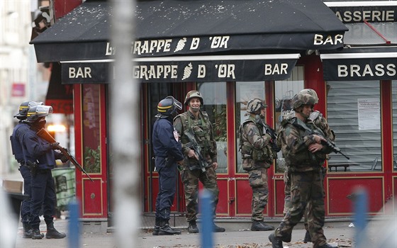 Francouzská policie zasahovala v okrajové tvrti Paíe Saint-Denis. (18....