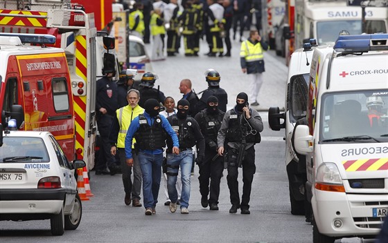 Policejní vozy, záchranky a speciální jednotky pi zásahu proti teroristm v...