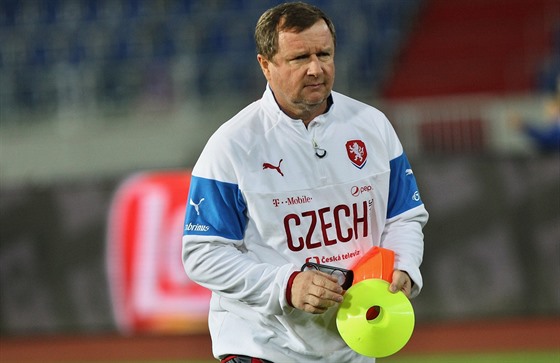 Pavel Vrba vede trénink eské fotbalové reprezentace.