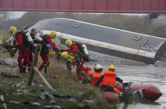 Záchranái prohledávají trosky testovacího rychlovlaku TGV, který vykolejil...