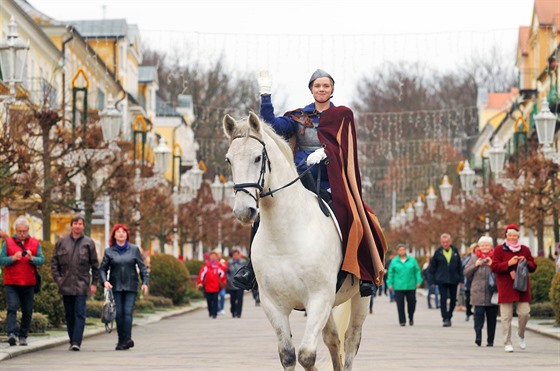 Svatý Martin na bílém koni projel Františkovými Lázněmi, podél cesty ho vítali...