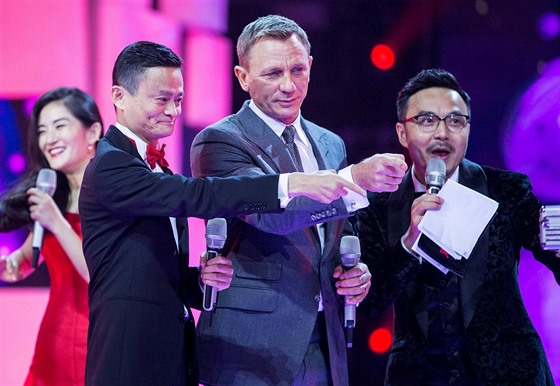 Při slavnostní akci ke Dni nezadaných se po boku čínského multimiliardáře Jacka Ma, který Alibabu vlastní, objevil i Daniel Craig.