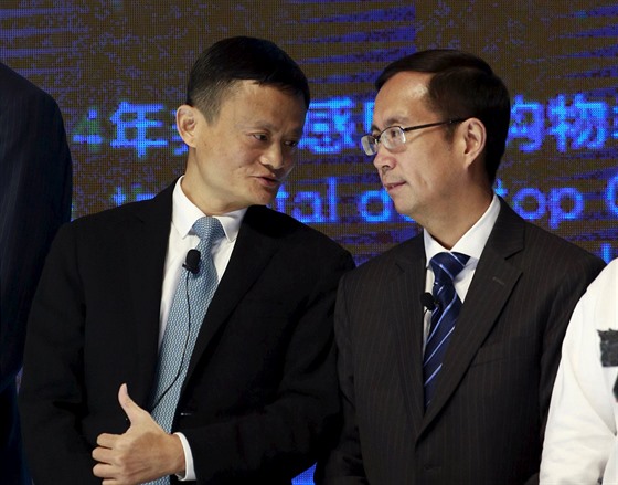 Pedseda pedstavenstva Alibaba Group Jack Ma hovoí s generálním editelem...