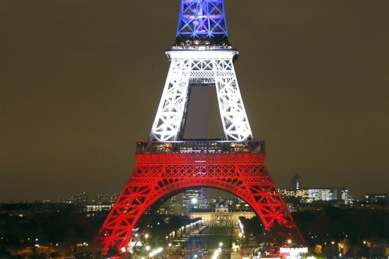 Eiffelova věž se po útocích v Paříži zahalila do barev francouzské trikolóry
