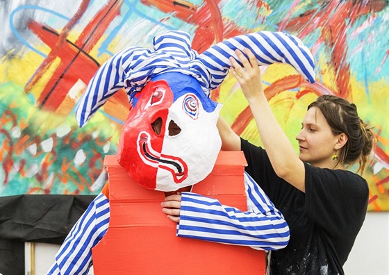 Mladí výtvarníci se chystají oslavit letoní Listopad s maskami ak i...