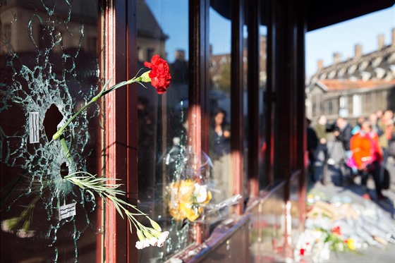 Kvtiny a svíky u paíské restaurace Le Carillon, jednomu z míst listopadových teroristických útok 
