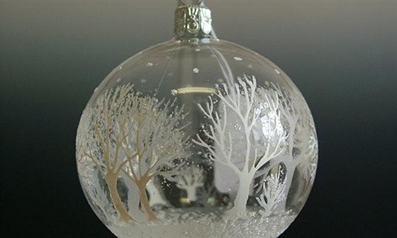 V Opav se vyrábjí tradiní sklenné vánoní koule.