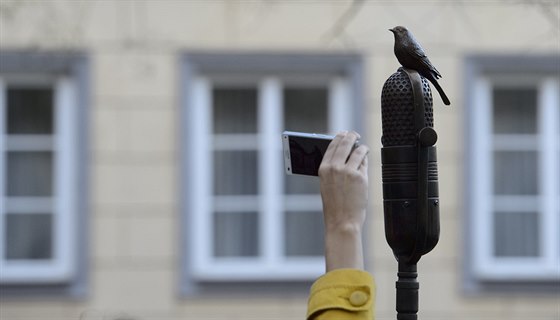 Kolemjdoucí si fotografuje pomník eské politiky Milady Horákové, který byl...