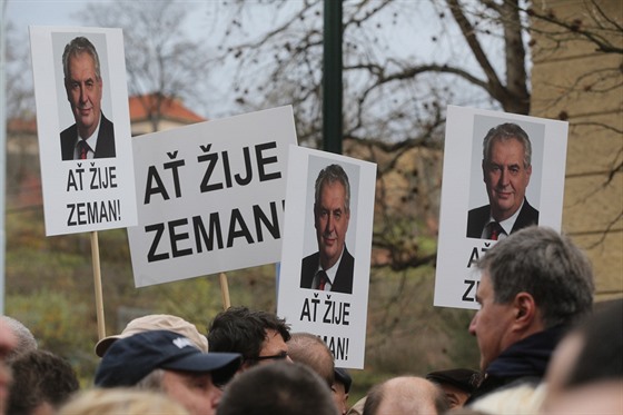 Píznivci prezidenta Miloe Zemana se seli na praském Albertov.