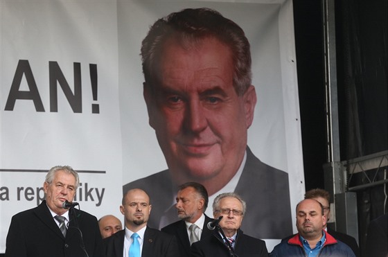 Prezident Miloš Zeman při demonstraci loni 17. listopadu, kde stál na jednom pódiu i s Martinem Konvičkou. To se již opakovat nebude