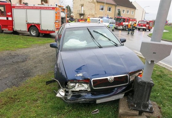 Snímek z jedné z havárií, při nichž řidič v Kostelci na Hané narážel do sloupů....