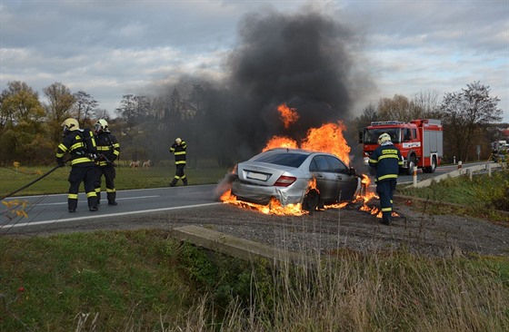 Z hořícího vozu stihl řidič včas utéci.