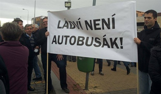 Na Ládví se konala demonstrace zdejích oban kvli novým autobusm...