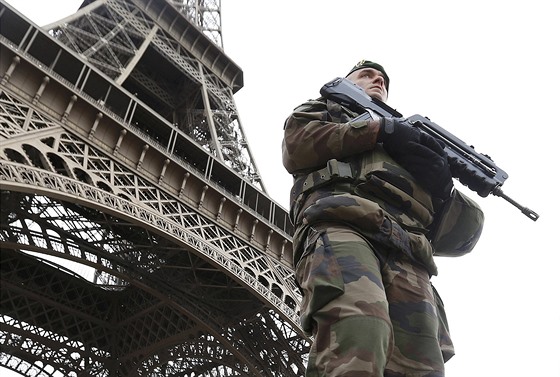 Snímek poízený v Paíi ped Eiffelovou ví po teroristických útocích v roce 2015, pi nich zemelo 130 lidí