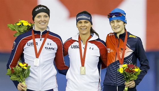 Stupně vítězů po závodu Světového poháru na 1 500 metrů v Calgary: zleva...