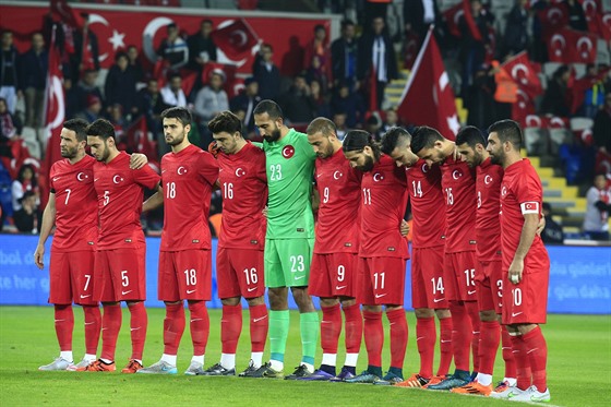 Turečtí fotbalisté drží minutu ticha za oběti teroristických útoků v Paříži....