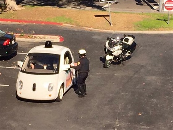 Policista zastavil samořídící auto Google