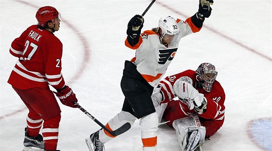 Jakub Voráek z Philadelphie práv pekonal  gólmana Cama Warda z Caroliny,...