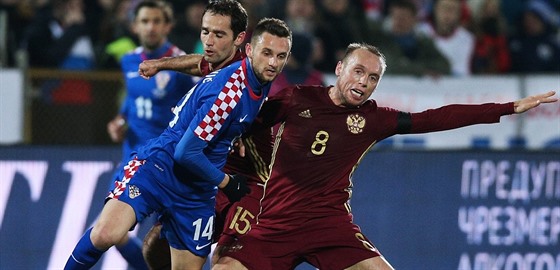 Rutí fotbalisté Roman irokov (vpravo) a  Denis  Gluakov v souboji s Marcelem...