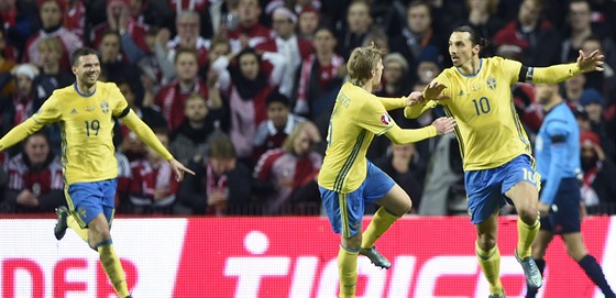 védský kanonýr Zlatan Ibrahimovic (vpravo) se raduje se spoluhrái z gólu v...