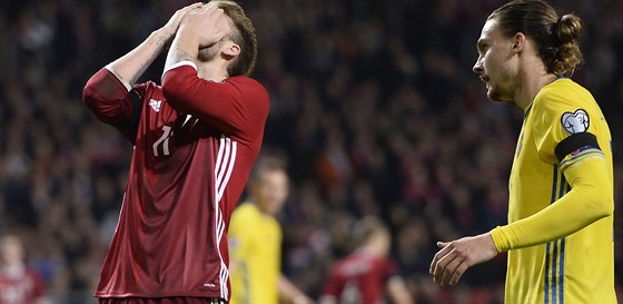 Dánský fotbalista Nicklas Bendtner se chytá za hlavu po promarnné anci....