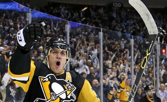 Jevgenij Malkin z Pittsburghu se raduje z gólu.