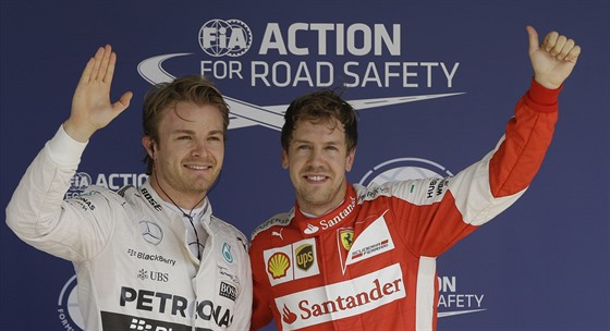 Nico Rosberg (vlevo), vítz kvalifikace na Velkou cenu Brazílie, vedle nj je...