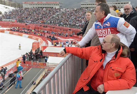 Vitalij Mutko sleduje lyaské závody na olympijských hrách v Soi ve spolenosti prezidenta Vladimira Putina.