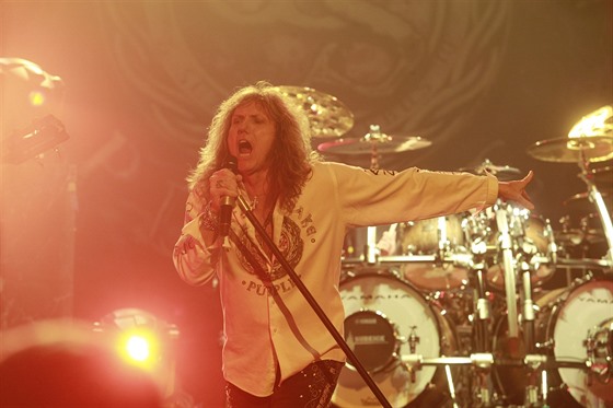 David Coverdale a Whitesnake (O2 arena, Praha, 17. listopadu 2015)