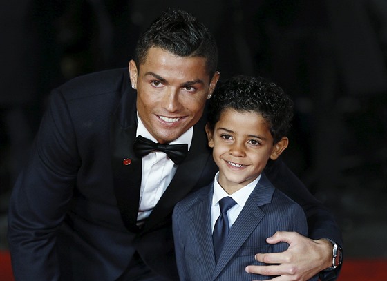 Cristiano Ronaldo a jeho syn Cristiano Ronaldo Jr. (Londýn, 9. listopadu 2015)