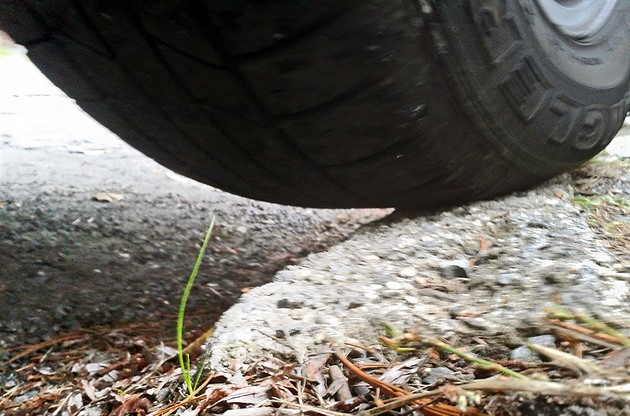 Proražená kola a rozkymácené kamiony. Vjezdové brány přináší trable