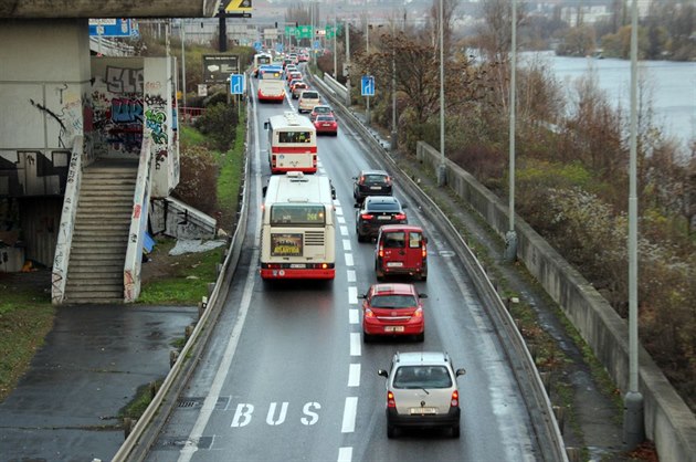 Vyhrazený pruh pro autobusy ve Strakonické ulici u Barrandovského mostu.