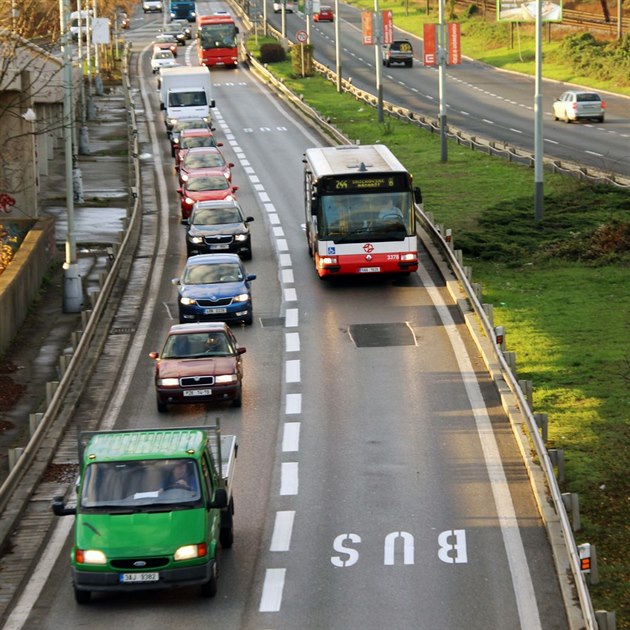 Vyhrazený pruh pro autobusy ve Strakonické ulici u Barrandovského mostu.