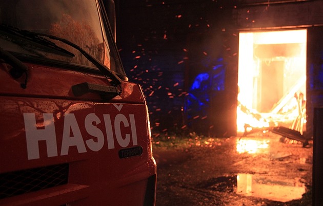 V Tlumačově hoří hromada autovraků, v blízkosti ohně jsou ještě další