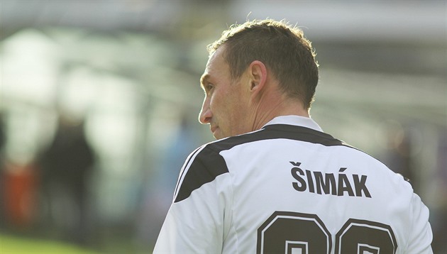 Jogador de futebol Šimák vai jogar o campeonato regional. Ele quer ajudar um amigo