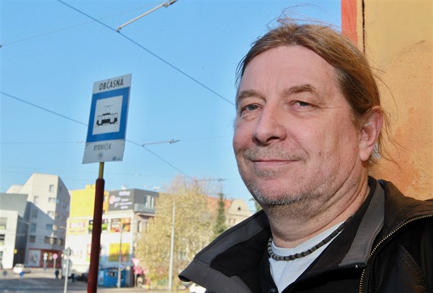 Ji�í Matou�ek u tramvajové zastávky, která v Liberci uctívá chartisty v�etn�...
