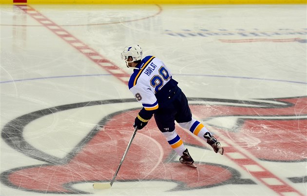 Martin Havlát se rozcvi�uje p�ed svým debutem v dresu St. Louis.