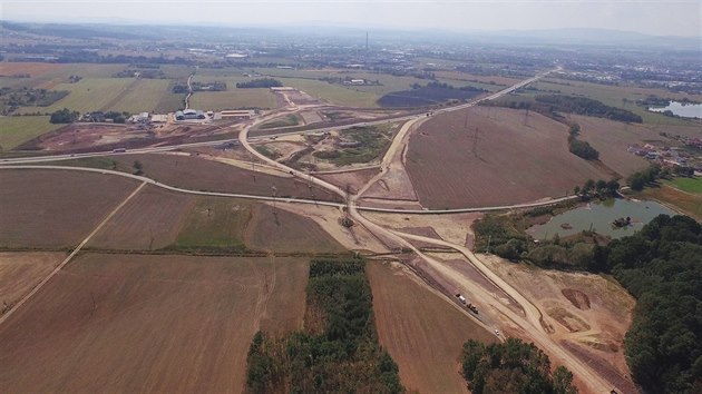 Na leteckém snímku z �íjna 2015 je vid�t, jak postupuje stavba dálnice D3 u...