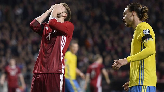 Dánský fotbalista Nicklas Bendtner se chytá za hlavu po promarn�né �anci....