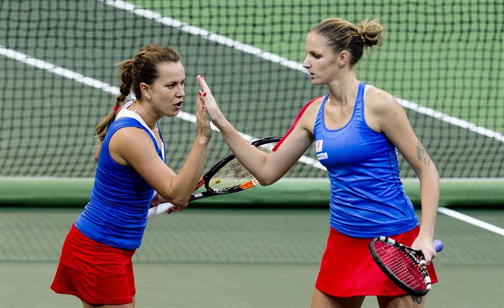 PLÁCÁK. Karolína Plíková a Barbora Strýcová ve tyhe ve finále Fed Cupu.