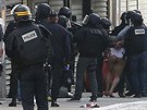 Tkoodnci pi zásahu proti teroristm v okrajové tvrti Paíe Saint-Denis....