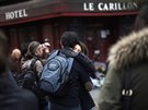 Obyvatelé Paíe ped kavárnou Carillon truchlí za obti teroru (14. listopadu...