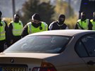 panlská policie kontroluje nedaleko Barcelony auta pijídjící z Francie...