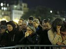 Obyvatelé Paíe truchlí ped Notre Dame za obti páteních útok (15....