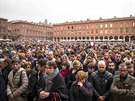 Obyvatelé Toulouse drí minutu ticha za obti teroru v Paíi (16. listopadu...