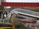 Záchranái prohledávají trosky testovacího rychlovlaku TGV, který vykolejil...