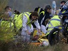 Záchranái pomáhají zranným z vykolejeného vlaku nedaleko trasburku (14....
